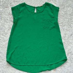EM size S Kelly green lightweight top